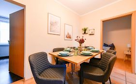 Fuerst-Pueckler-Apartment_Bis 6 Personen_Waschmaschine_Kueche_2X Parkplaetze_Terrasse_Netflix